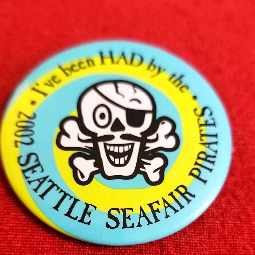 Seattle Seafair Pirates Button -2002 Lapel/Hat Pin Jewelry/Accessories